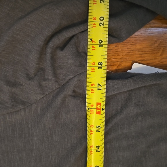 ST. JOHN'S BAY WOMENS LONG SLEEVE "OREGANO" GREEN V-NECK TOP SIZE MEDIUM - Picture 10 of 14